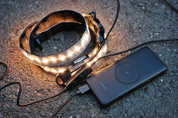 光るハンギングテープライトとモバイルバッテリー