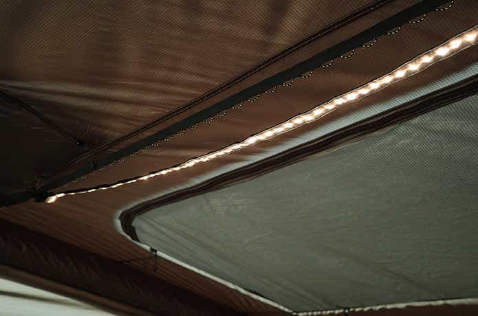 テントに取り付けたハンギングテープライト