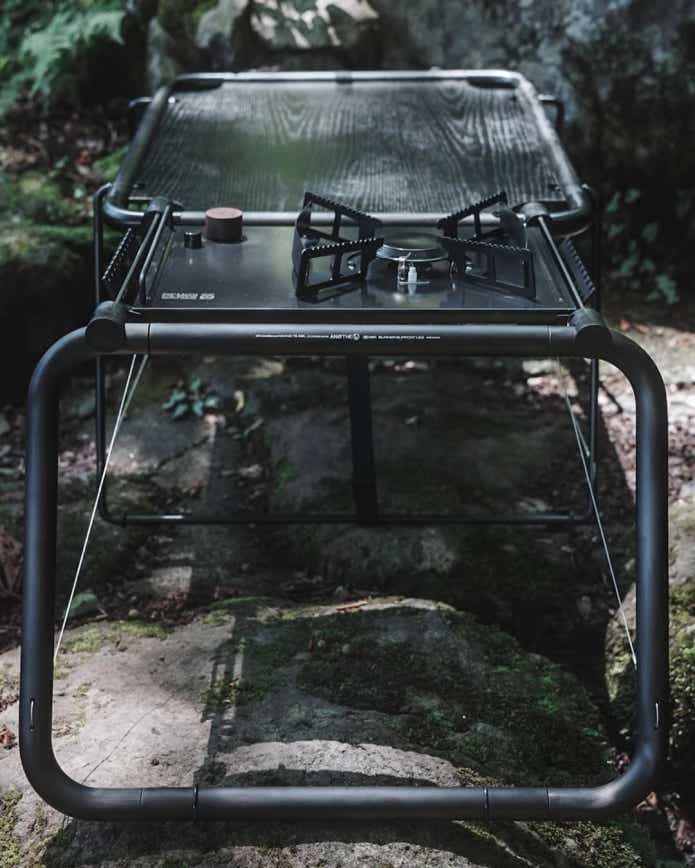 hxo designのモジューラーテーブルにサポートレッグを合わせている