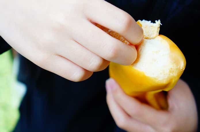 ドン・キホーテの剝けるバナナパンの皮を剥いている様子