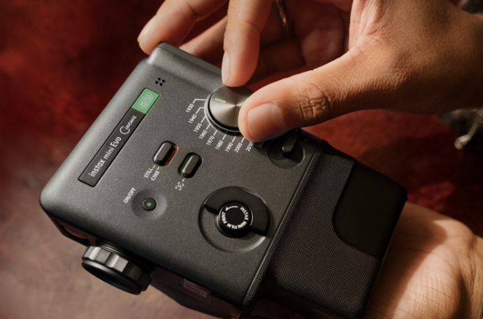 富士フィルム チェキ　instax mini Evo Cinema™