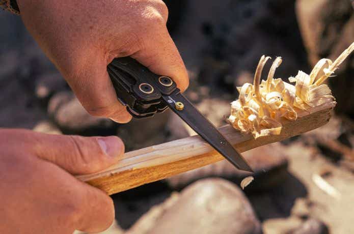 レザーマン WAVE ALPHAで木を削る