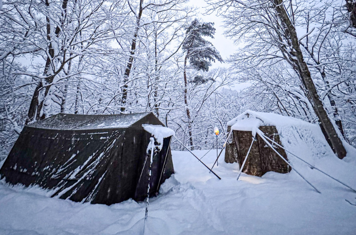 雪の中で2張りのテント