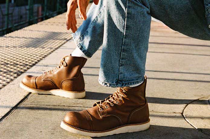 レッドウィングのブーツを履いた人