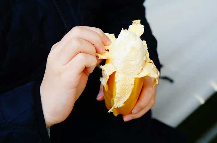 ドン・キホーテの剝けるバナナパンの皮を剥いている様子