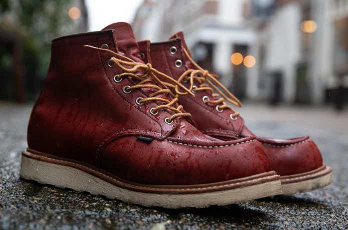 レッドウィングのブーツを履いた人