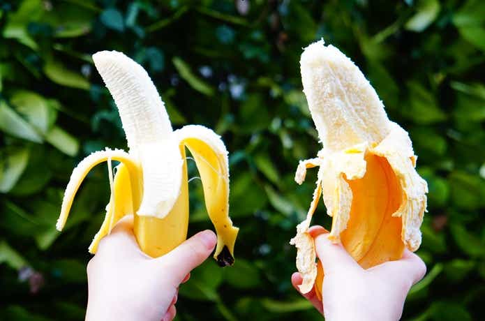 ドン・キホーテの剝けるバナナパンと本物のバナナを並べた図