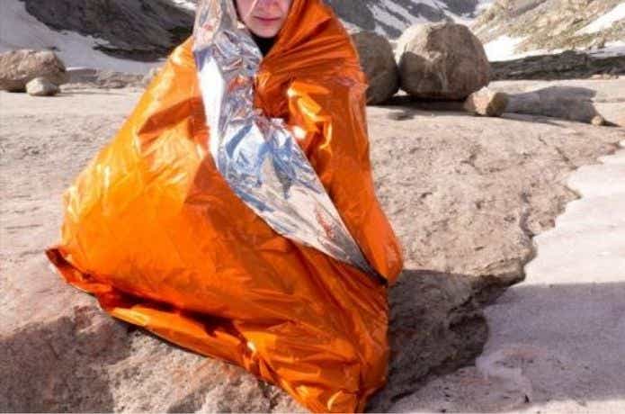 エマージェンシーシートに包まる女性