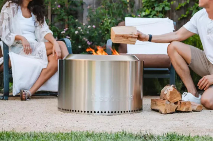 ソロストーブ ユーコンに薪を入れる