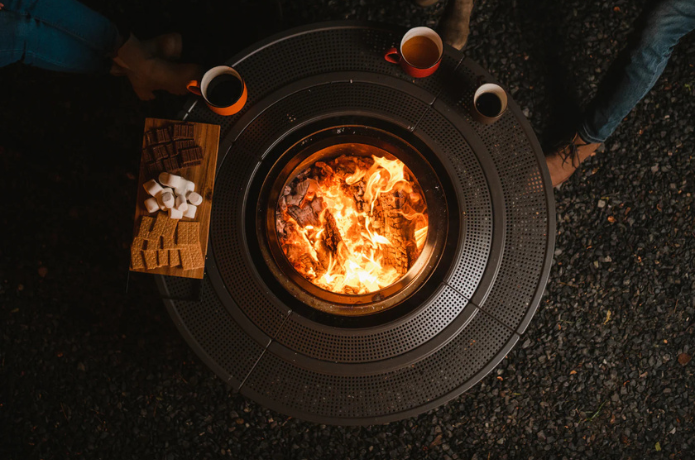 ソロストーブ ファイヤーピットサラウンドを囲む