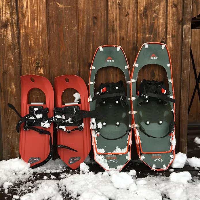 親子でスノーシューを置いている様子