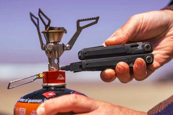 レザーマンのマルチツールでネジをしめる