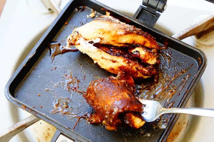 HARIBOのCHAMALLOWSチョコマシュマロとドン・キホーテのナナパンでスモアサンド