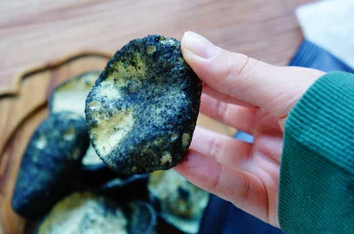 ドン・キホーテのブラックポテトに竹炭パウダーがまぶされている様子