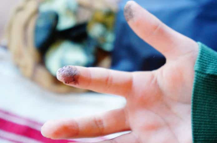 ドン・キホーテのブラックポテトを触った指先