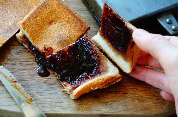 HARIBOのCHAMALLOWSチョコマシュマロでホットサンド