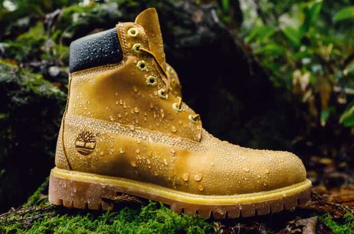 水に濡れたブーツ