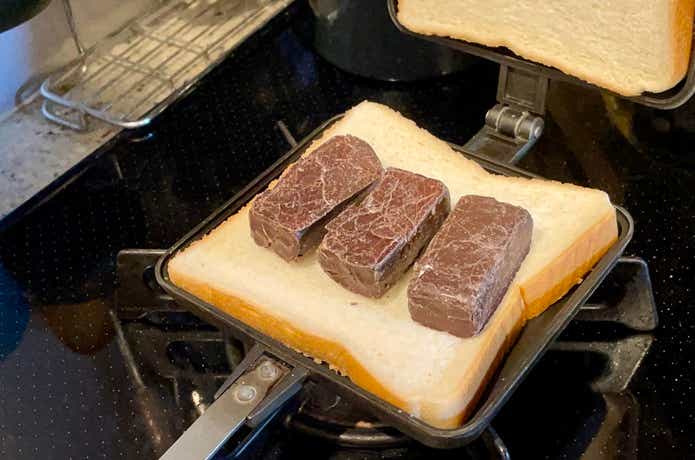 HARIBOのCHAMALLOWSチョコマシュマロでホットサンド