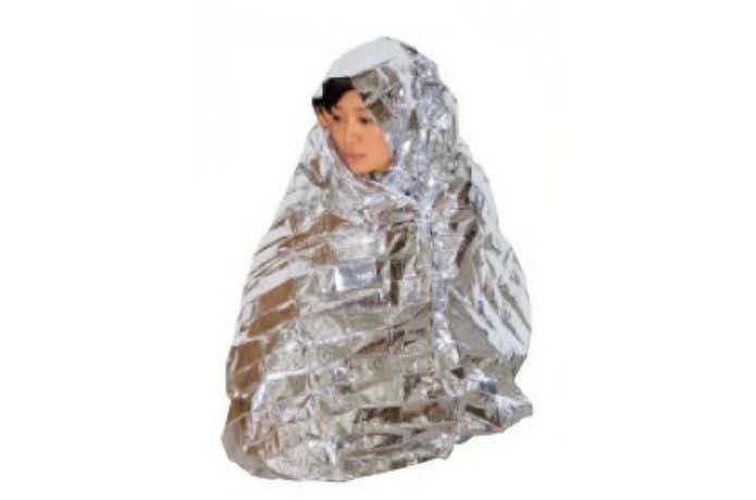 モンベル エマージェンシーシートに包まる人
