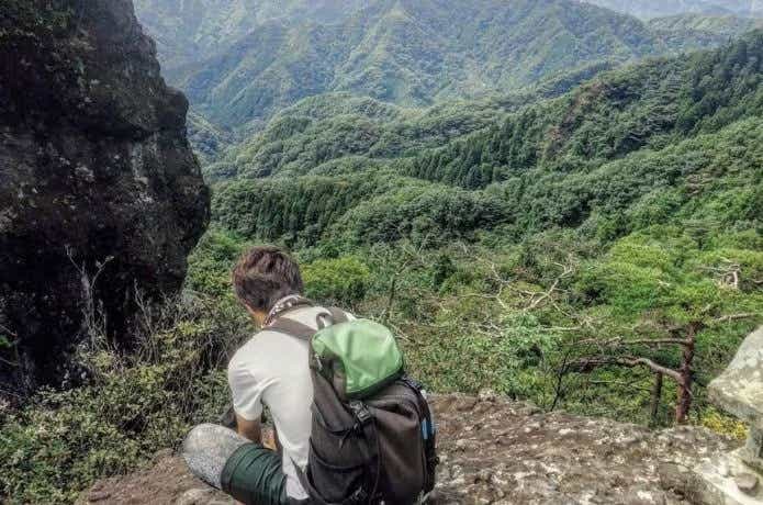 登山をしている男性