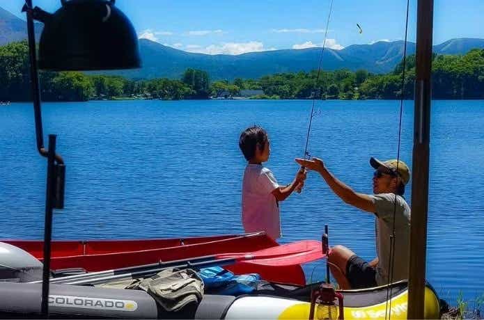 釣りをしている親子