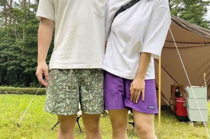 ショートパンツで揃えたコーデをした男女