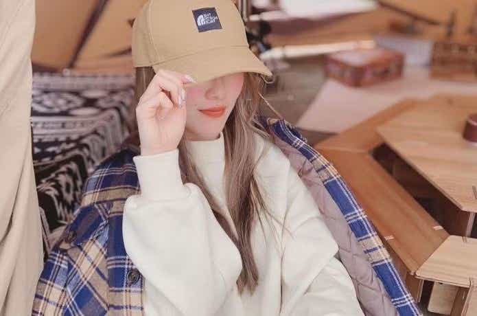 テント内で過ごしている女性