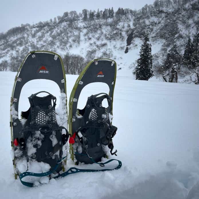 ライトニングエクスプローラーを雪に突き刺している様子