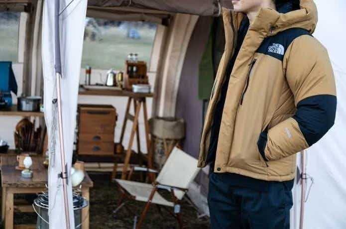 ダウンを着用した男性