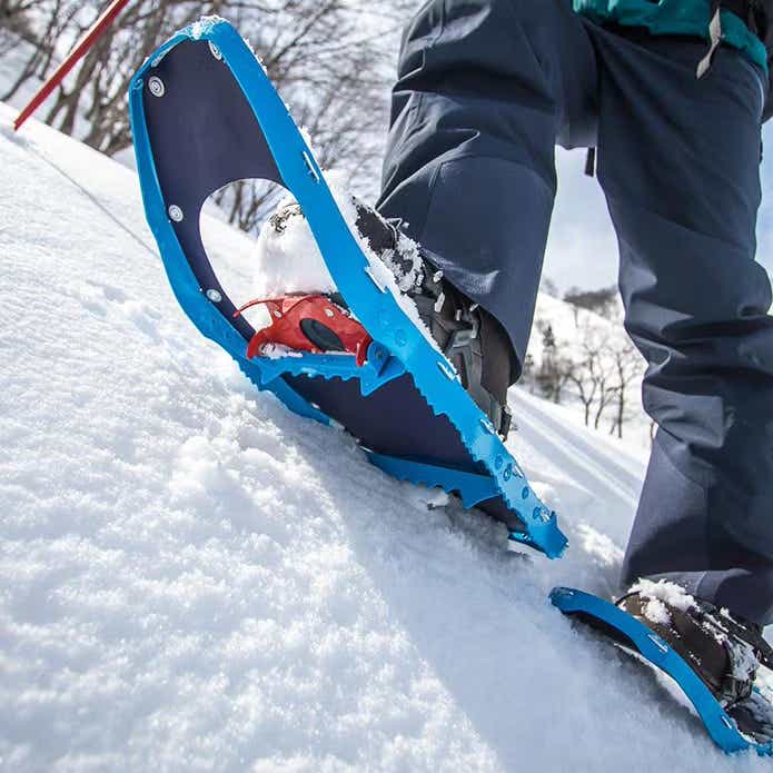 スノーシューを履いて歩いている様子