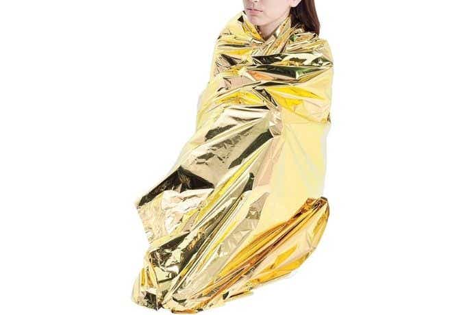 ロゴス LLL エマージェンシーシートゴールドに包まる女性