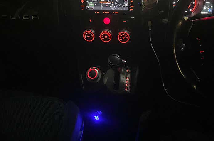 スイングUSB_暗い車内