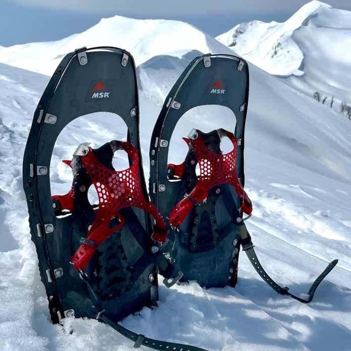 ライトニングアッセントを雪に突き刺している様子