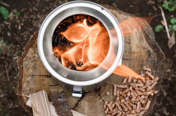 ソロストーブ メサにペレットを入れて焚き火