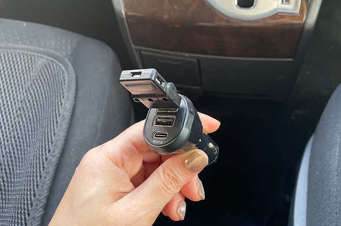 スイングUSB_シガーチャージャーに装着