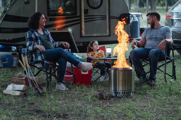 ソロストーブ レンジャーを囲んで焚き火