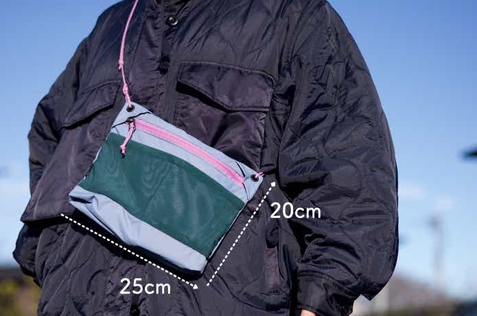 テラヴィアサコッシュ3Lを肩掛けしている