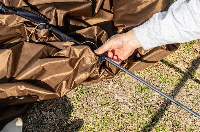 ポールをスリーブへ通すシーン