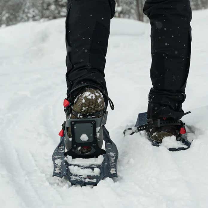 EVOをつけて雪の上を歩いている様子
