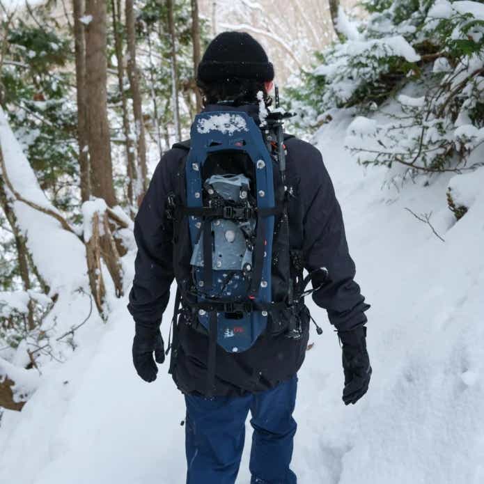 EVOをバックパックにつけた男性