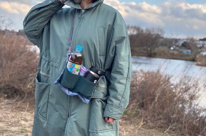外側ポケットにペットボトルとタンブラーを入れている