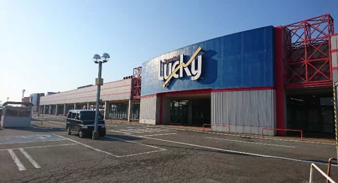 スーパーモールラッキーの店舗外観