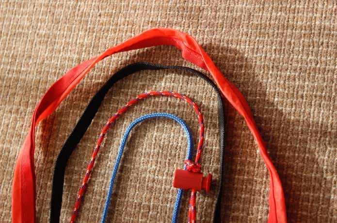 細いショルダーベルトのサコッシュを並べている