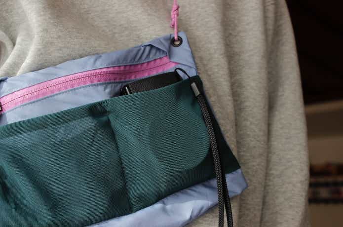 外側ポケットにデジカメがすっぽり入っている