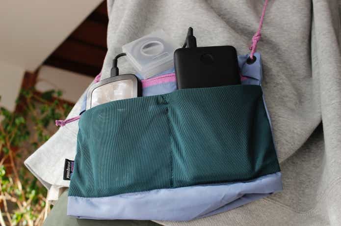 外側ポケットにモバイルバッテリーとスマホを入れている