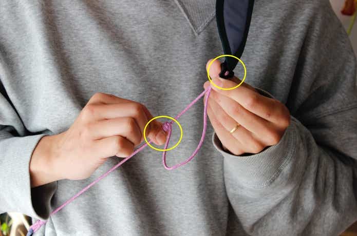 ショルダーベルトの長さを調整している