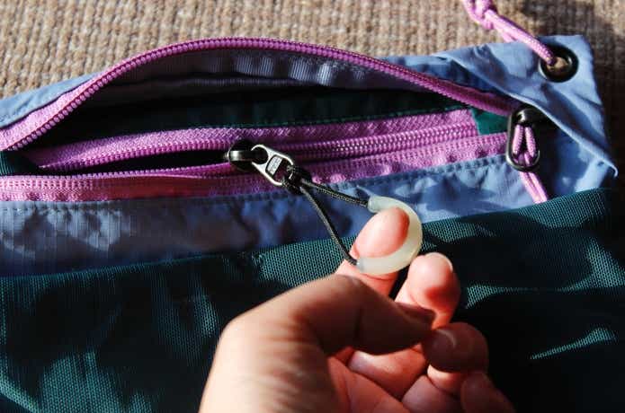 内側のジッパーポケットつまみをアレンジ