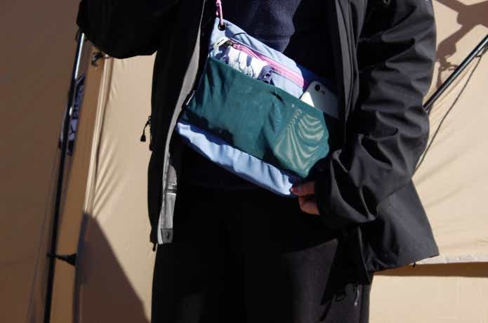 テラヴィアサコッシュ3Lを上着の内側にかけている