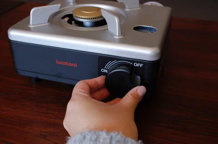 点火つまみを回している