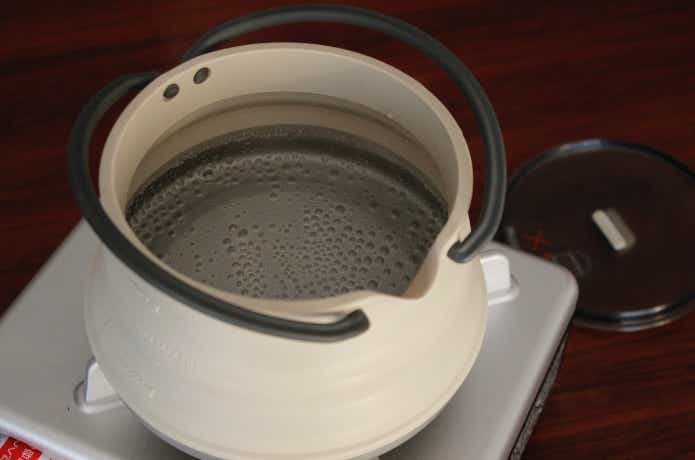 ケトルでお湯を沸かしている